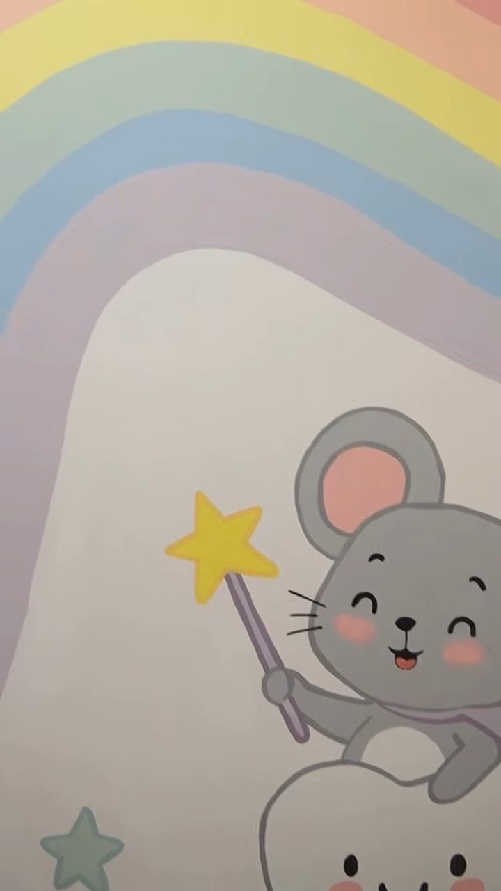 Detalle de un mural infantil con un ratón y un diente