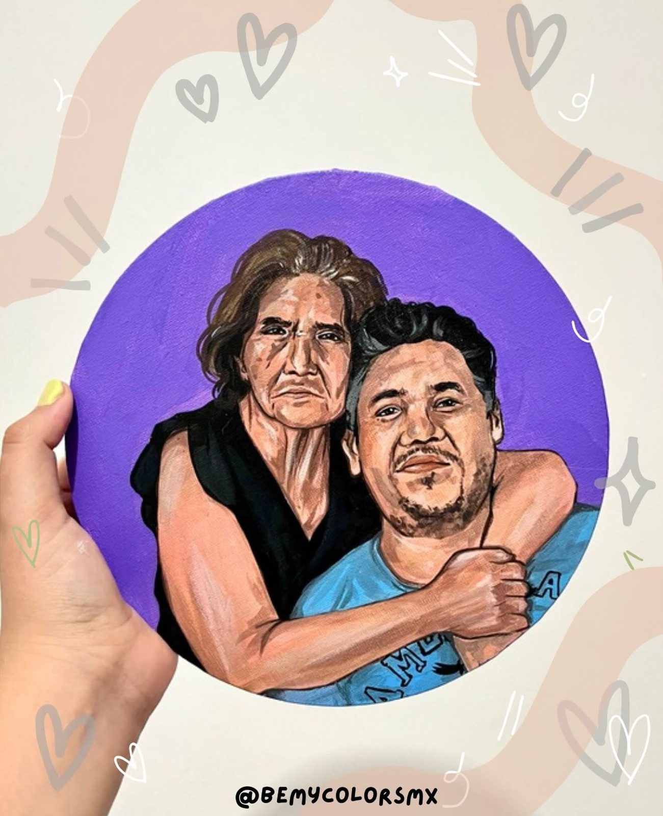 Retrato circular de una mamá abrazando a su hijo